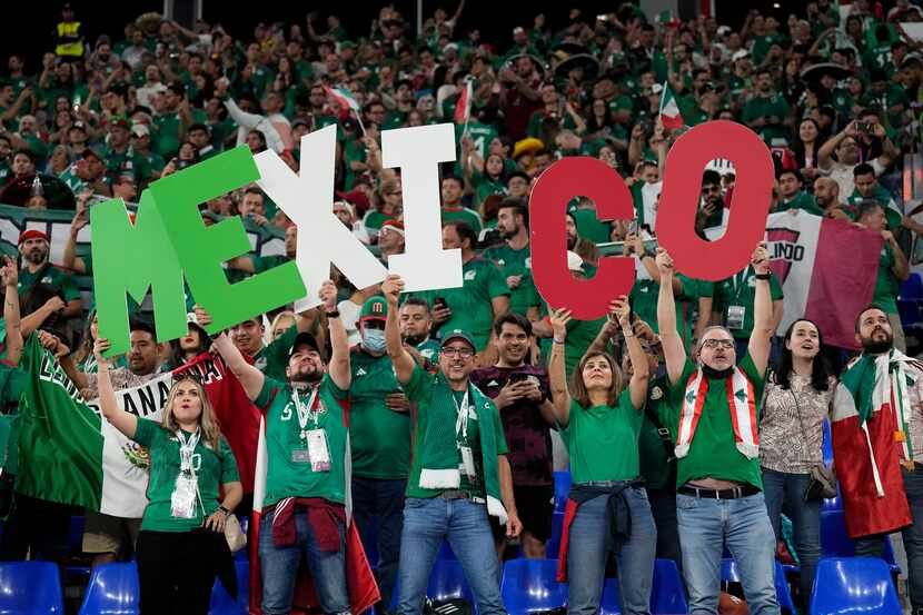 Aficionados de la selección mexicana apoyan a su equipo en el partido contra Polonia del...