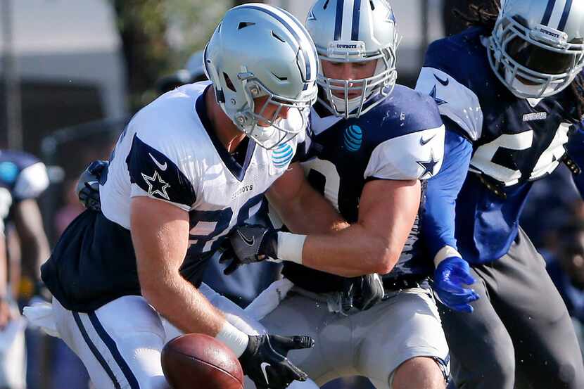 Cowboys tight end Dalton Schultz (86) drops a pass as he's defended by linebackers Sean Lee...