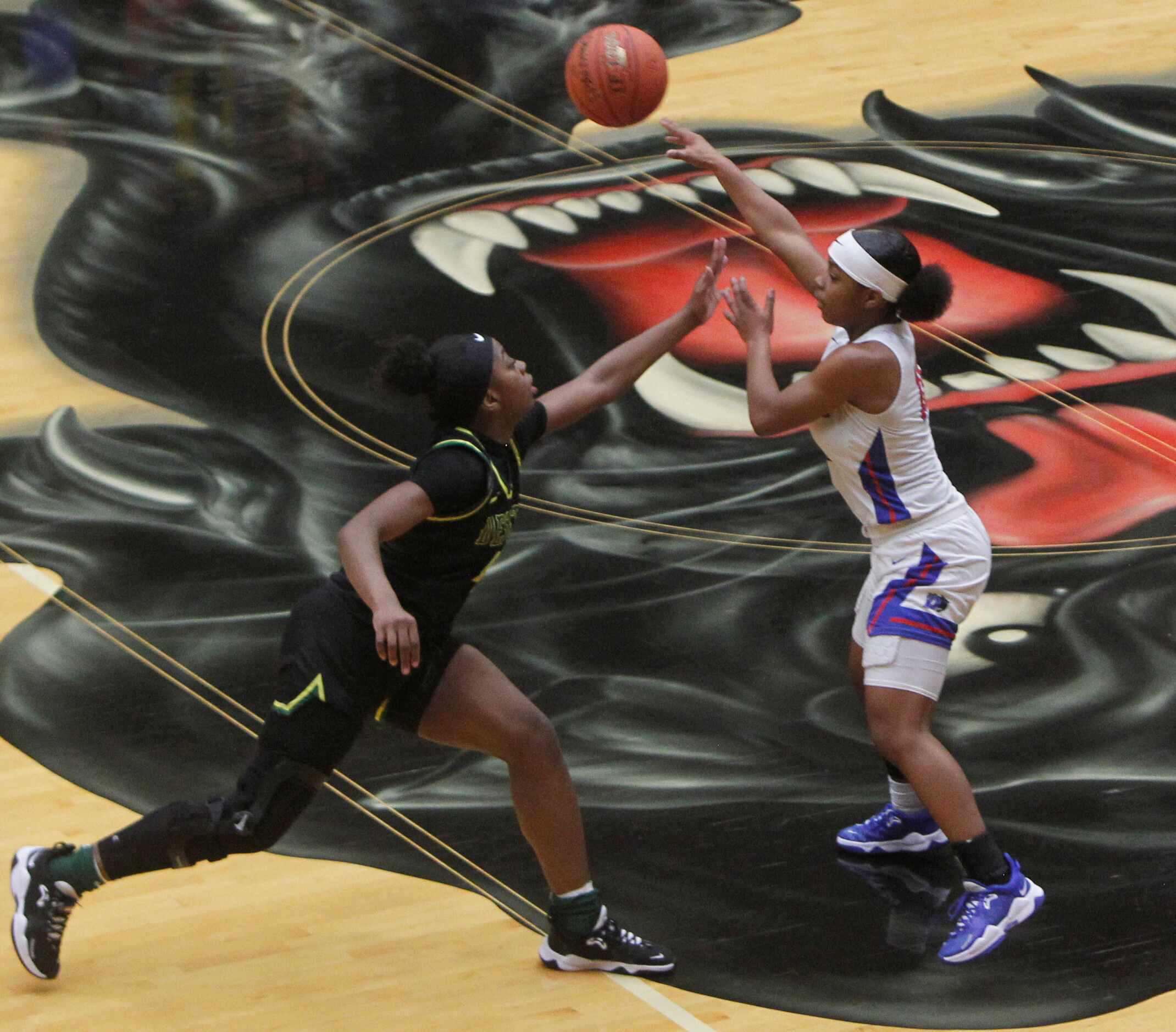 Duncanville guard Tristen Taylor (11), right, gets off a pass over the defense of DeSoto's...