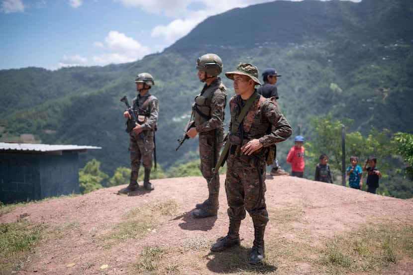 Soldados guatemaltecos hacen guardia en Ampliación Nueva Reforma, Huehuetenango, Guatemala,...