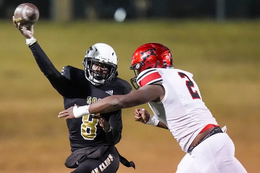 South Oak Cliff quarterback Kevin Henry-Jennings (8) throws a pass under pressure from...