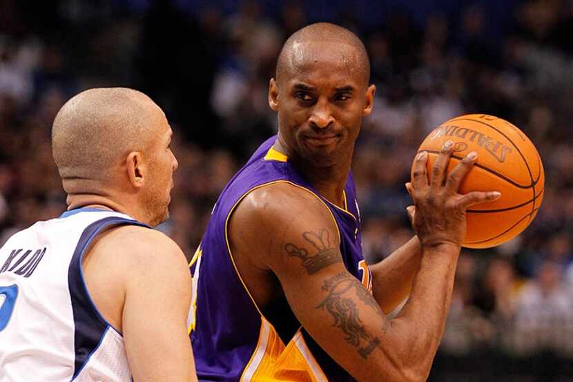  Los Angeles Lakers shooting guard Kobe Bryant (24) looks back at Dallas Mavericks point...