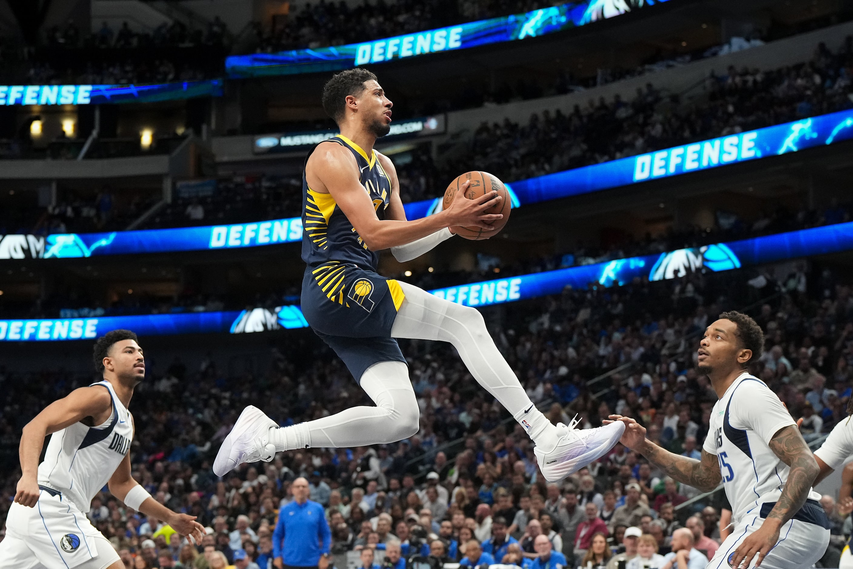 Indiana Pacers guard Tyrese Haliburton (0) drives to the basket between Dallas Mavericks...