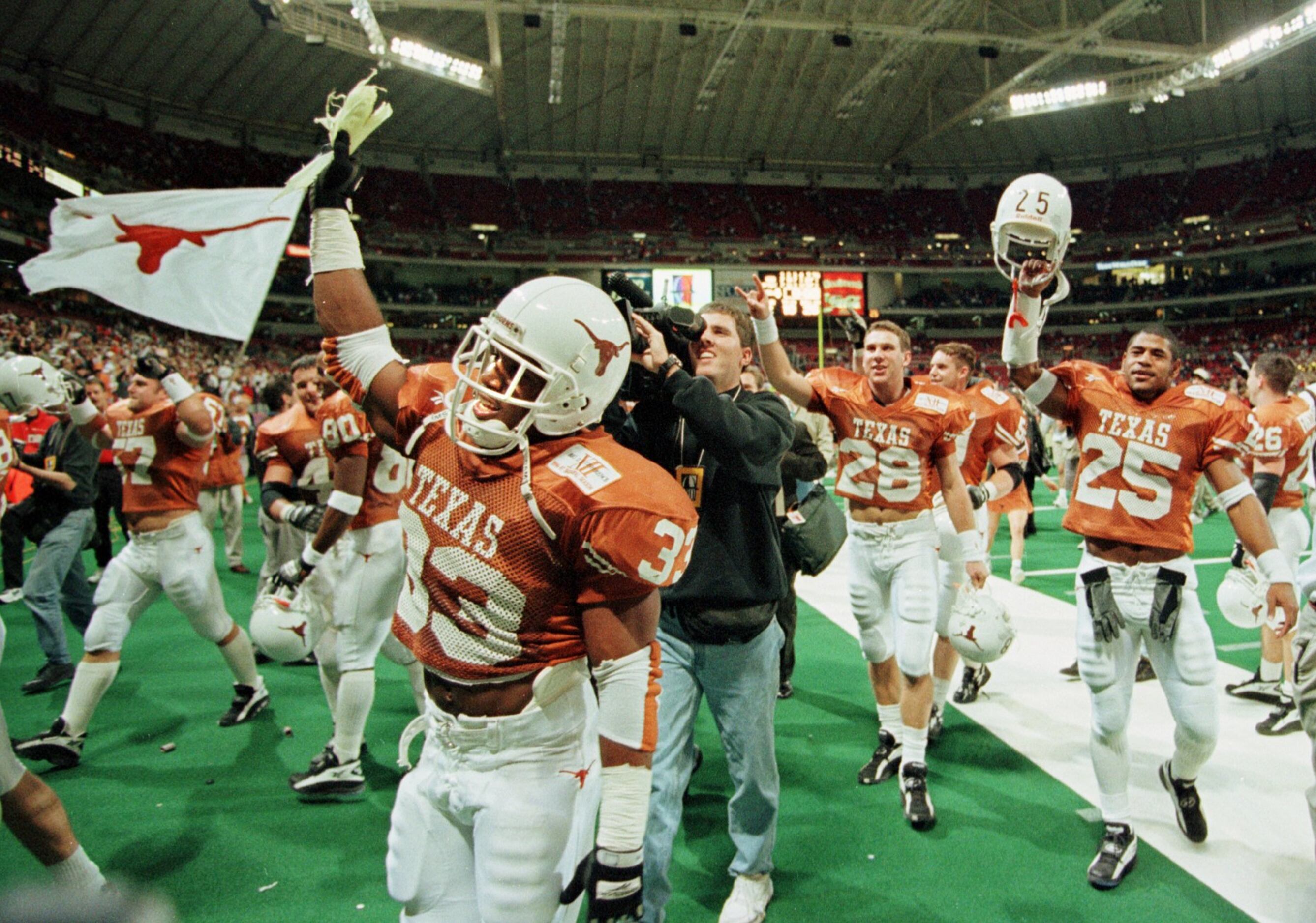 PRIEST HOLMES SIGNED UT JERSEY