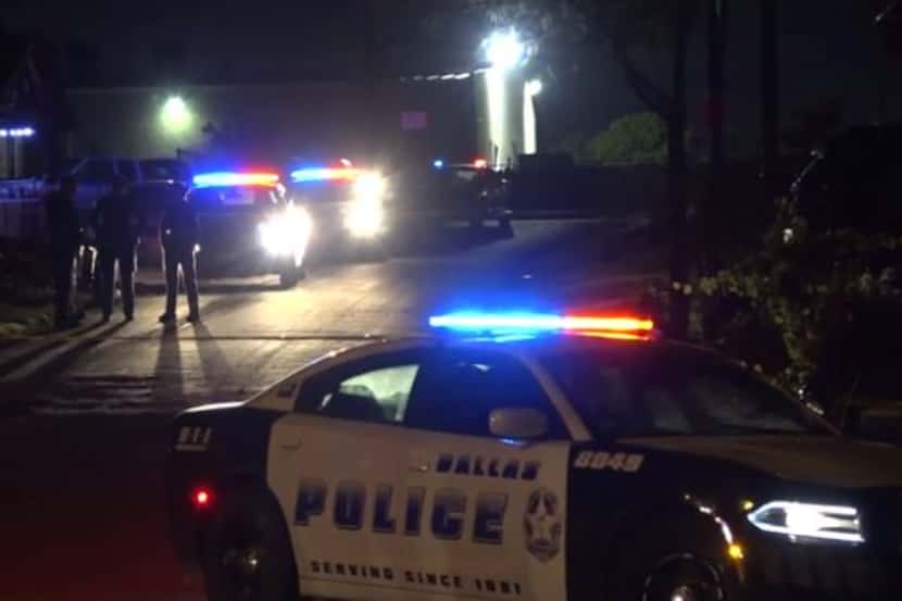 Agentes de la policía de Dallas afuera de una casa en West Dallas donde hubo un doble...
