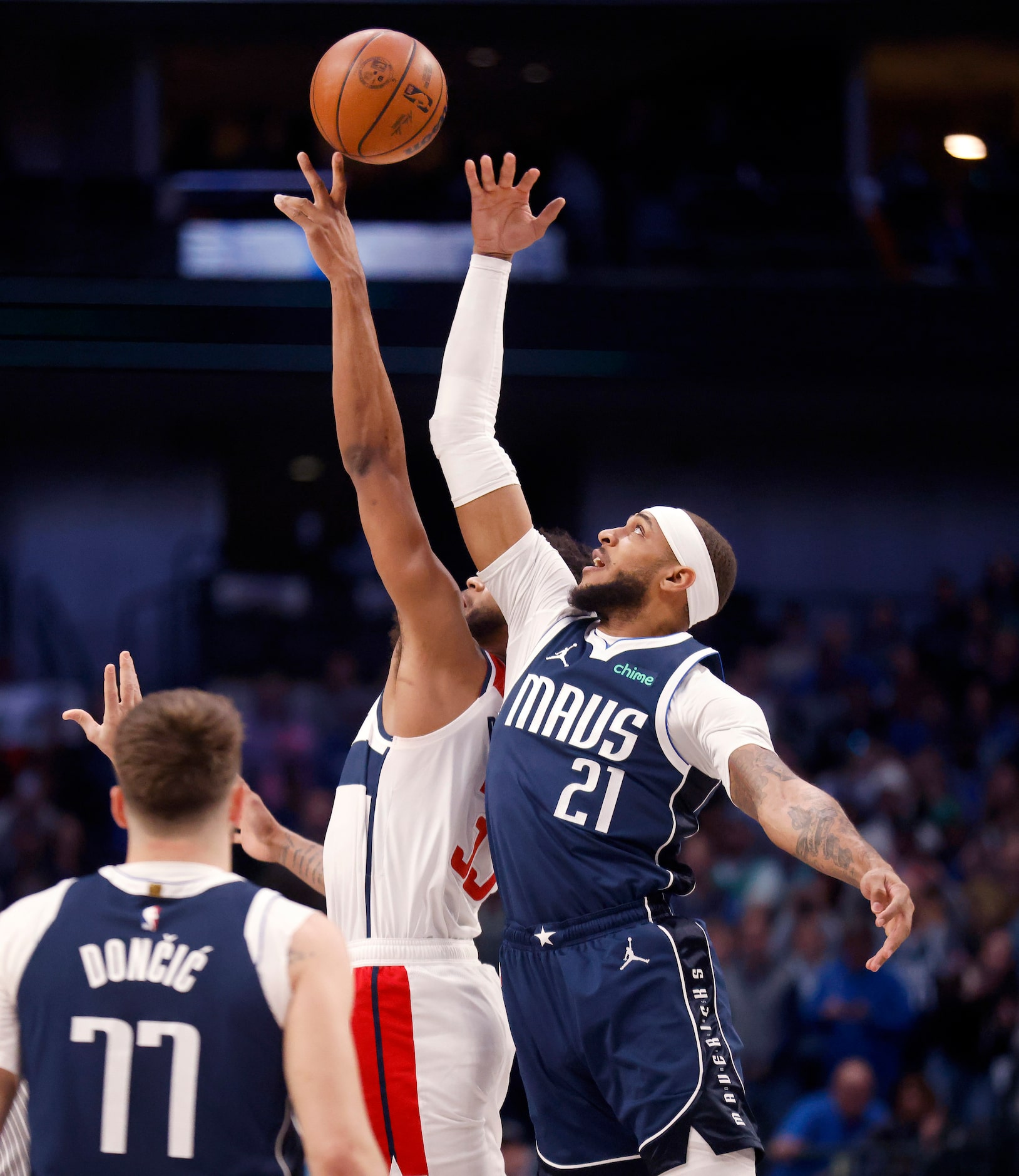 Dallas Mavericks center Daniel Gafford (21) jumps for the opening tip-off against his former...