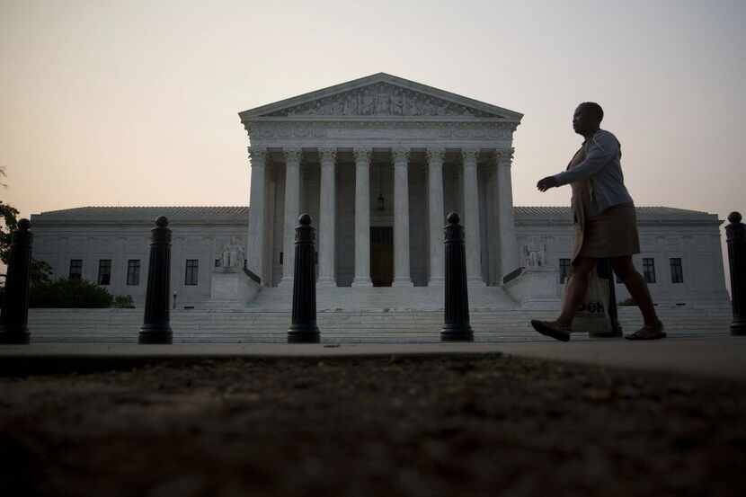  A pedestrian walks past the U.S. Supreme Court in Washington, D.C. (2015 File Photo/Bloomberg)
