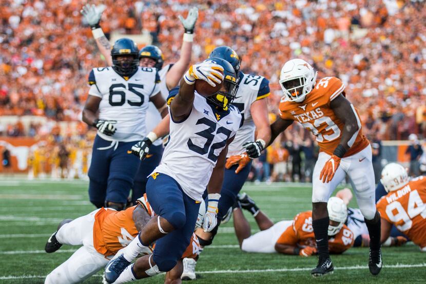 West Virginia Mountaineers running back Martell Pettaway (32) runs to the end zone for a...