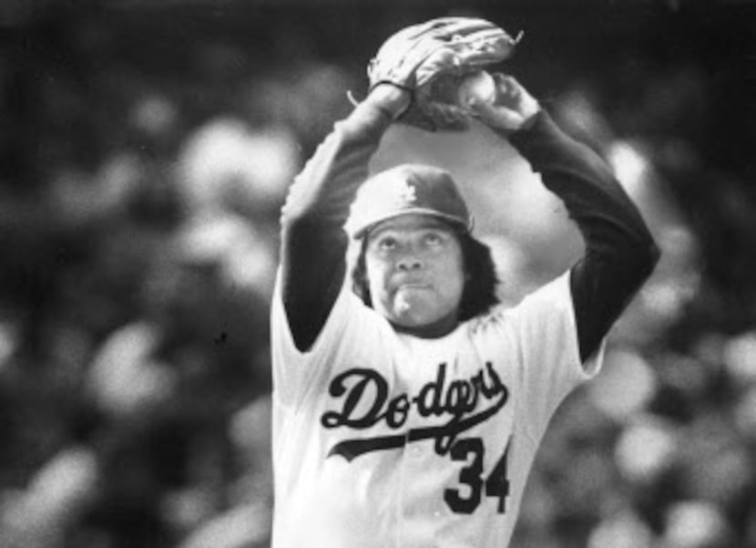 Fernando Valenzuela, lanzando el 9 de abril de 1981 un partido perfecto en el que blanqueó a...