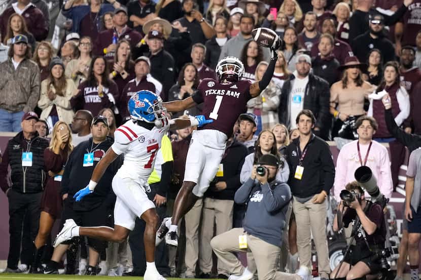 Texas A&M wide receiver Evan Stewart (1) makes a one handed catch for a touchdown against...