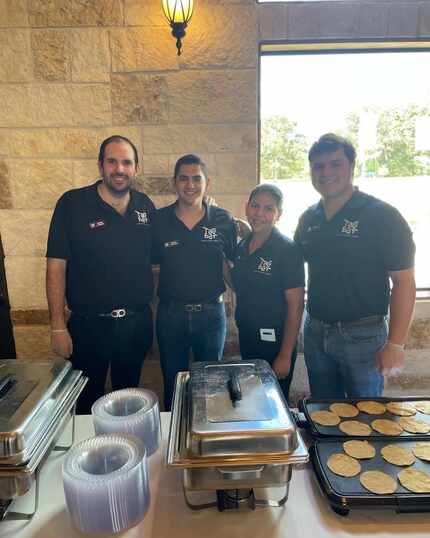 Rolando GonzÃ¡lez (izquierda) con parte de su staff de Taco Bar Mexican Taste and Drinks en...