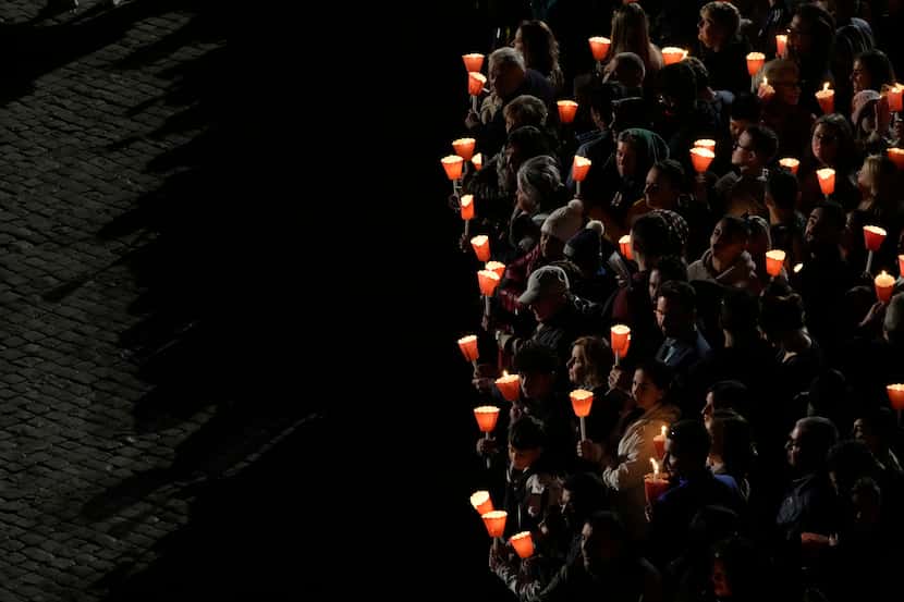Italia: Fieles con velas que forman parte de la procesión del viacrucis en el Coliseo, en...