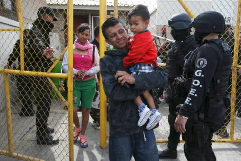Una familia de centroamericana sale de un refugio en Piedras Negras. Más de 1,000 migrantes...