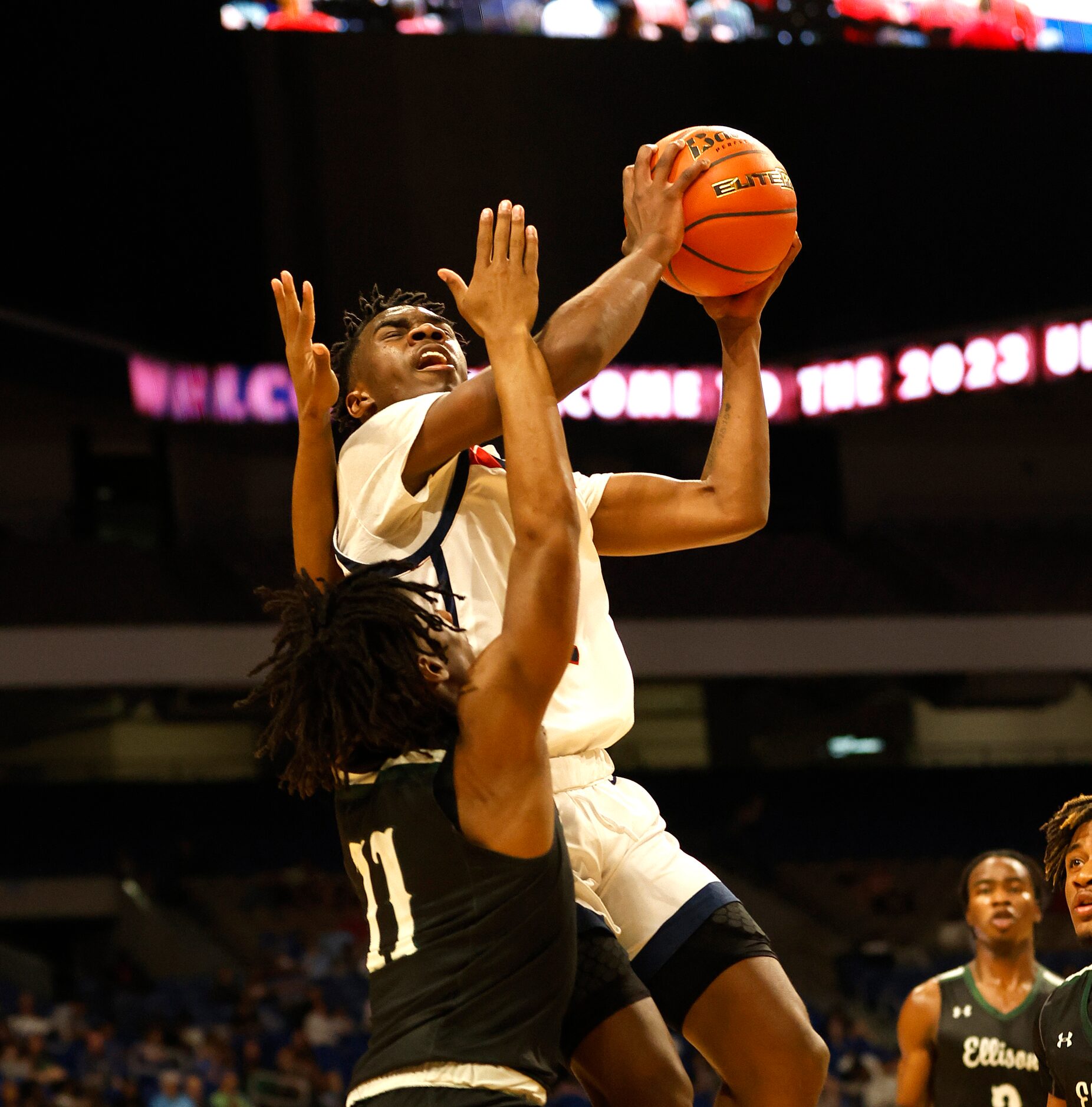 Dallas Kimball T’Johnn Brown (2) drives past Killeen Ellison Sean Parks (11). Dallas Kimball...