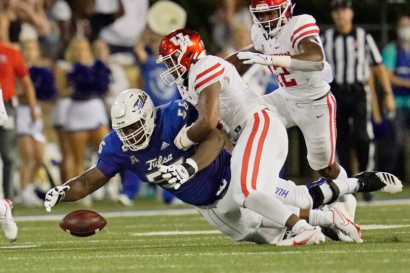 Tulsa offensive lineman Tyler Smith (56) dives on the ball to recover a fumble in front of...