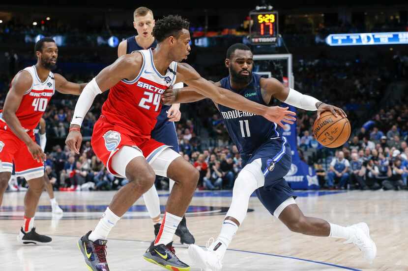 Dallas Mavericks guard Tim Hardaway Jr. (11) drives past Sacramento Kings guard Buddy Hield...