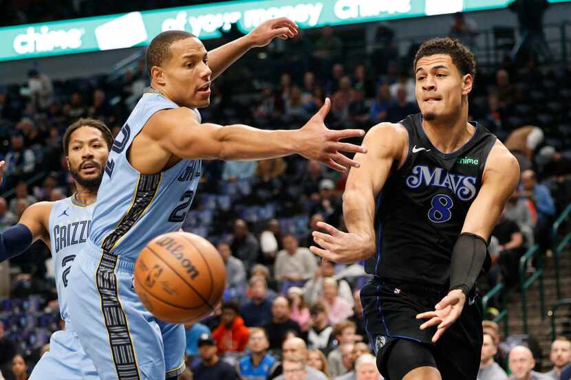 Dallas Mavericks guard Josh Green (8)  passes the ball as Memphis Grizzlies guard Desmond...