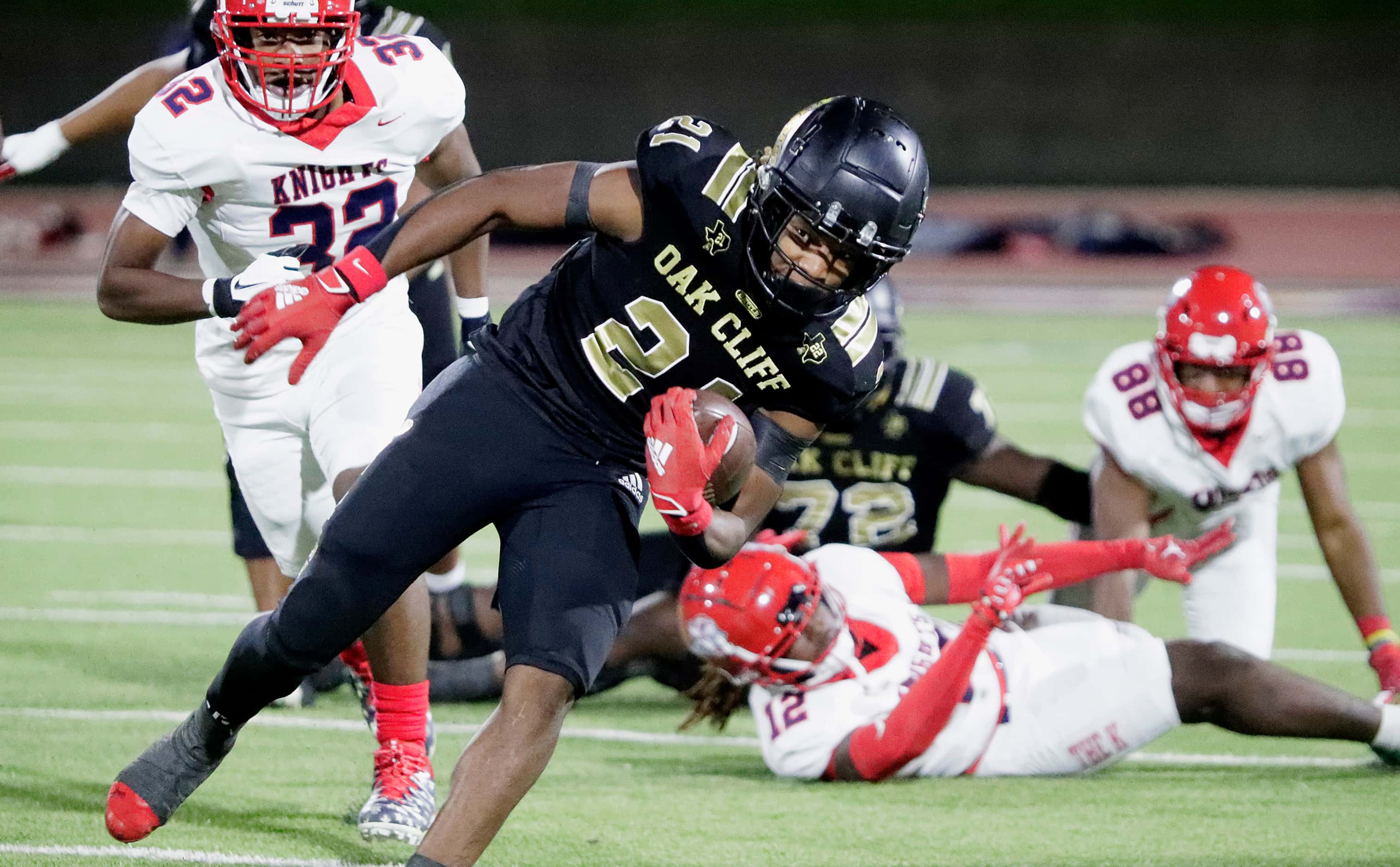 South Oak Cliff High School running back Danny Green Jr (21) keeps his balance during the...