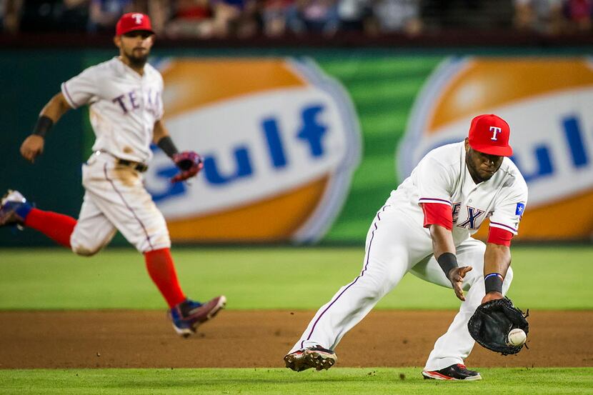 Texas Rangers first baseman shortstop Hanser Alberto fields a grounder off the bat of New...