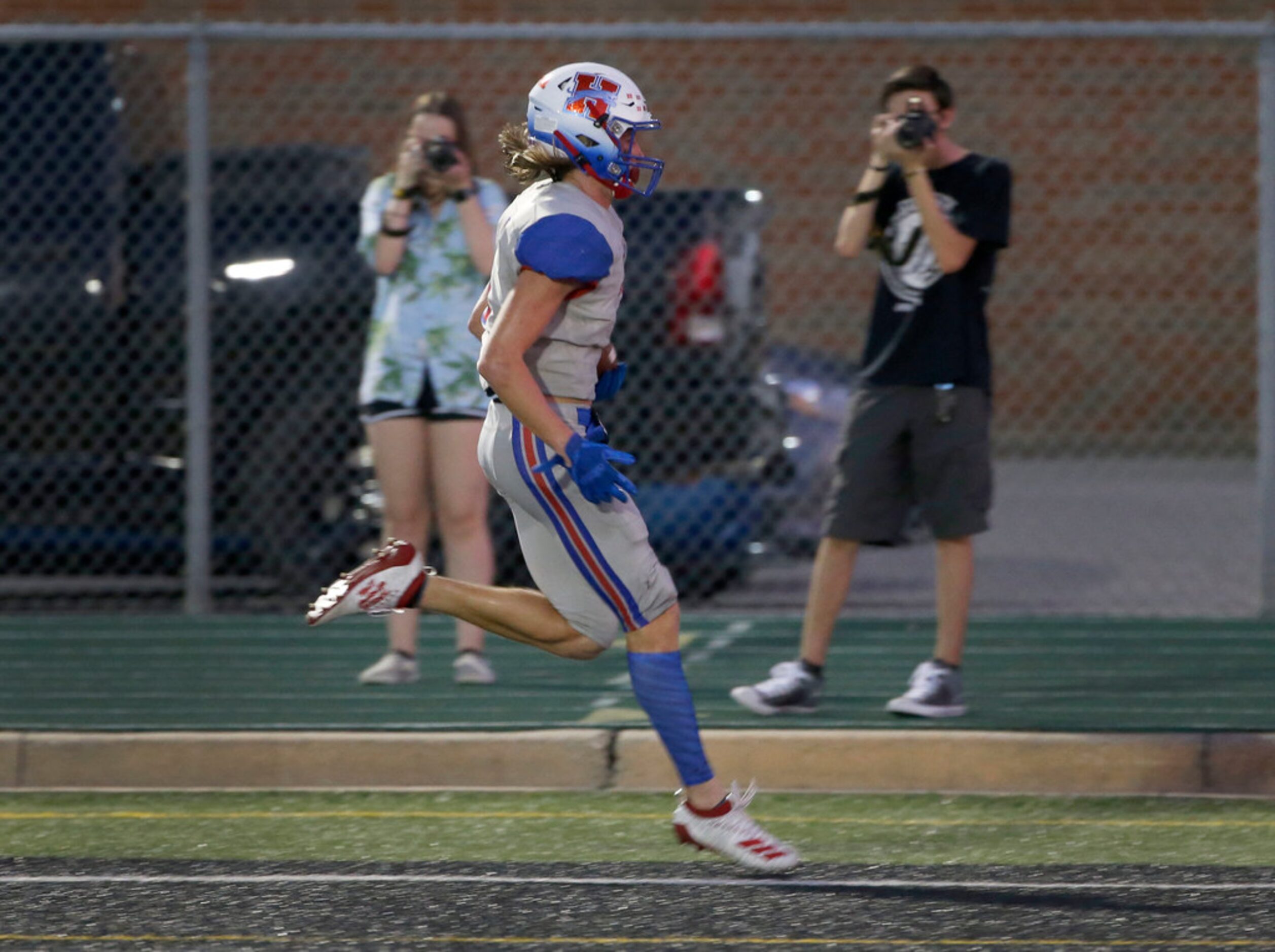 Midlothian Heritage receiver Jay Wilkerson (8) scores a touchdown against Kennedale during...