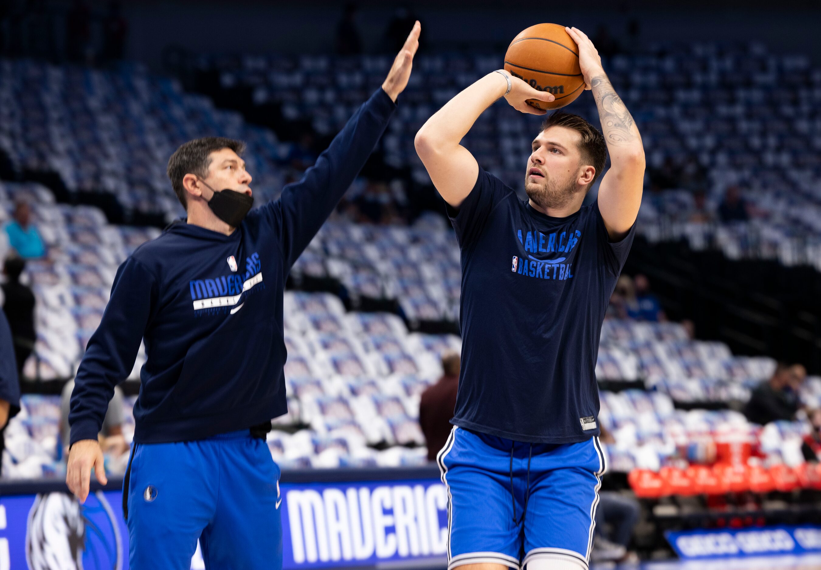 Dallas Mavericks guard Luka Dončić (77) warms-up before the Dallas Mavericks home opener...