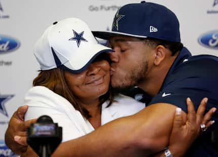 Former LSU offensive lineman La'el Collins kisses his mother, Loyetta Collins, after...
