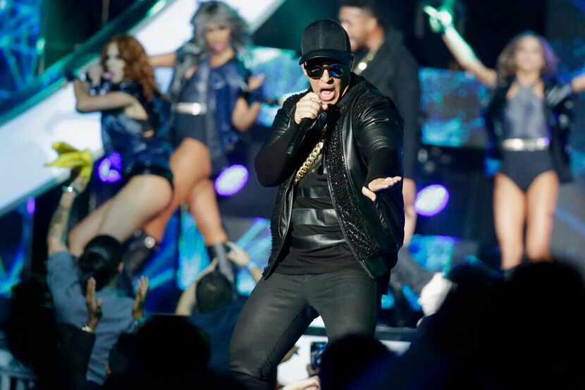 En esta foto del 28 de abril de 2016, Daddy Yankee canta en la ceremonia de los Premios...