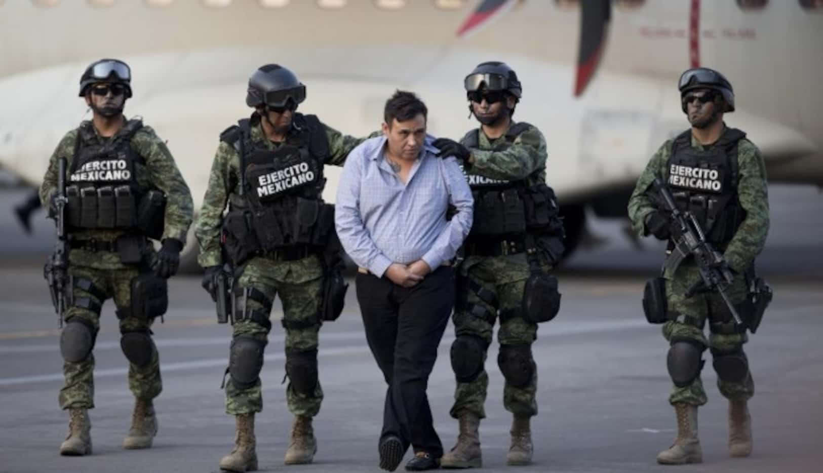 Soldados escoltan a Omar Treviño Morales, el “Z-42”, y presunto líder de Los Zetas. Con su...