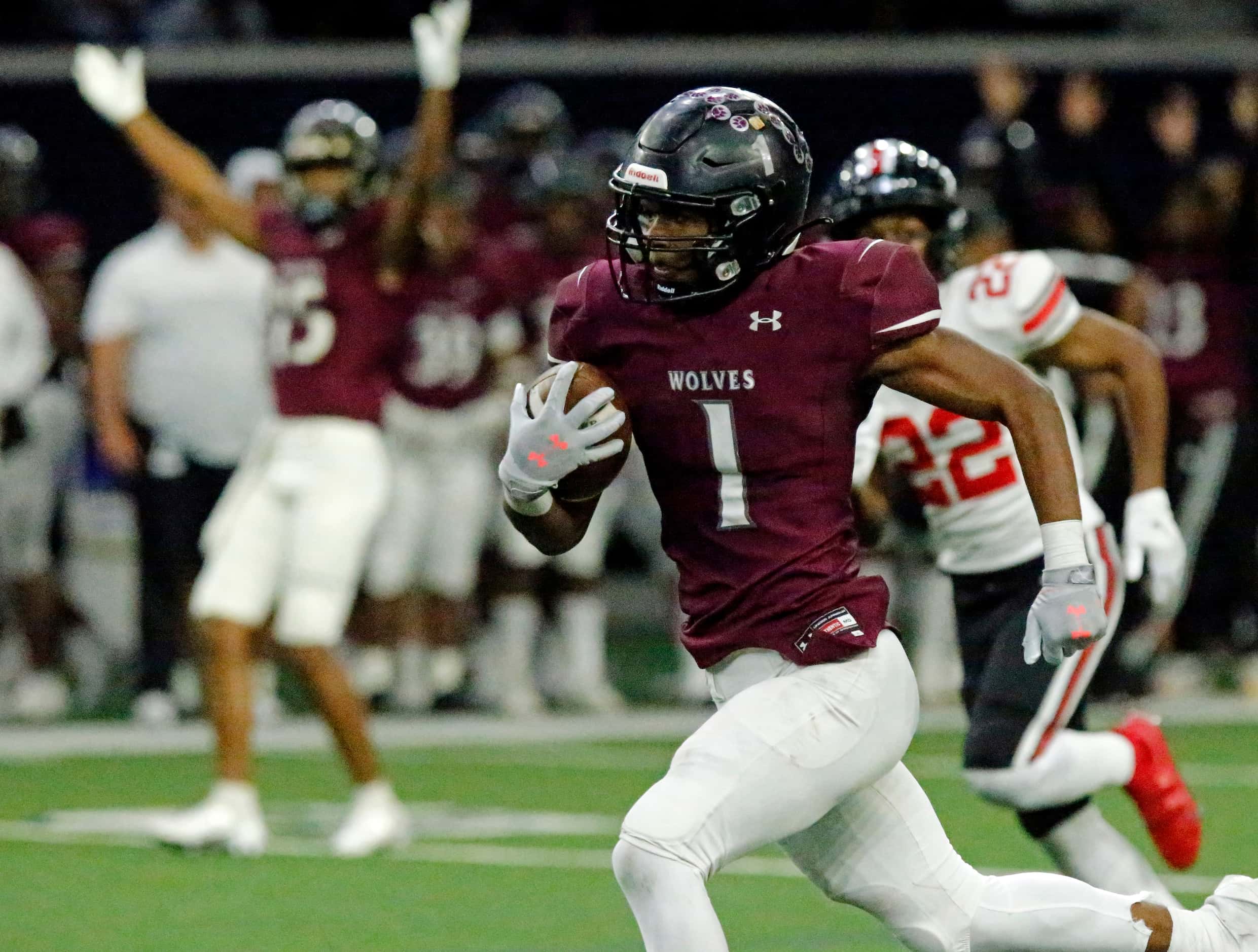 Mansfield Timberview High School running back Jarvis Reed (1) runs for a touchdown during...