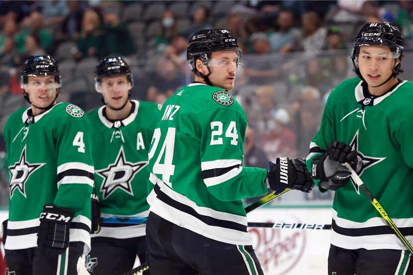 Dallas Stars left wing Roope Hintz (24) and his teammates circle before a face off against...