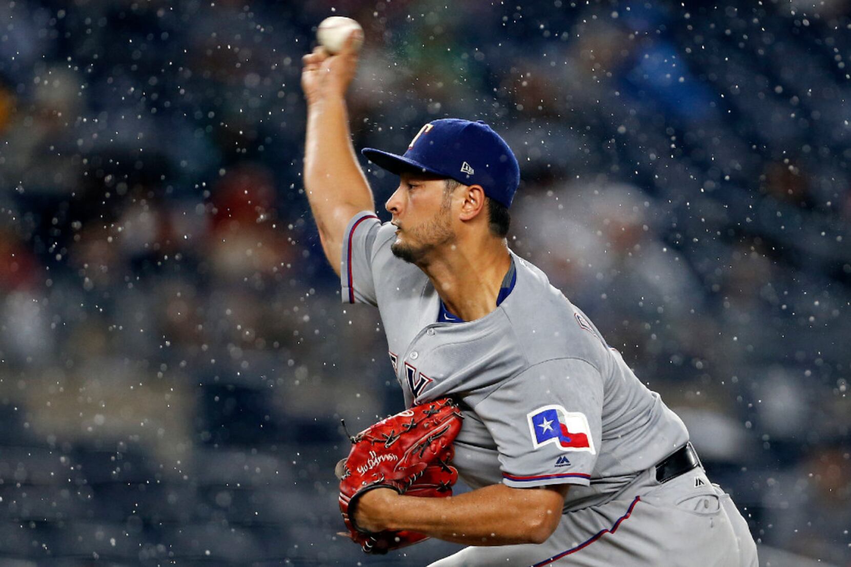 Yu Darvish leaves start early with shoulder discomfort