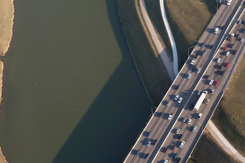 Toma aérea del Trinity River en Fort Worth.