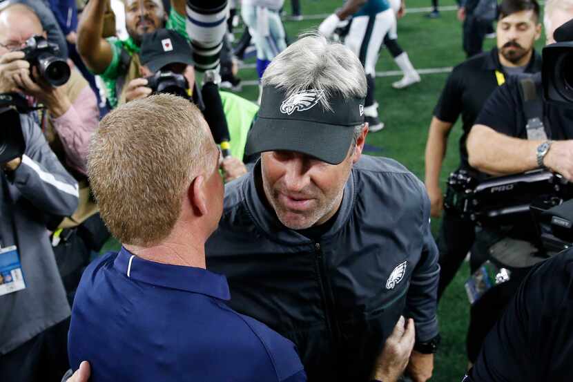 Los entrenadores de Dallas Jason Garrett y de Philadelphia Eagles Doug Pederson se saludan...