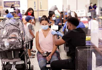 Evento de vacunación del DISD y Parkland en la Samuell High School de Dallas, el 28 de junio...