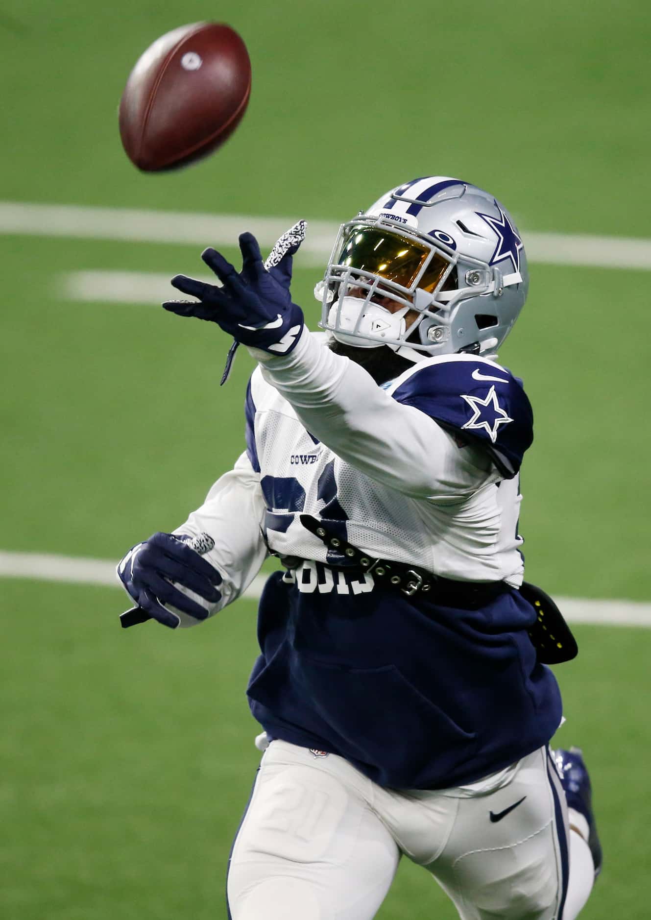Dallas Cowboys running back Ezekiel Elliott (21) unsuccessfully reaches for the pass in a...
