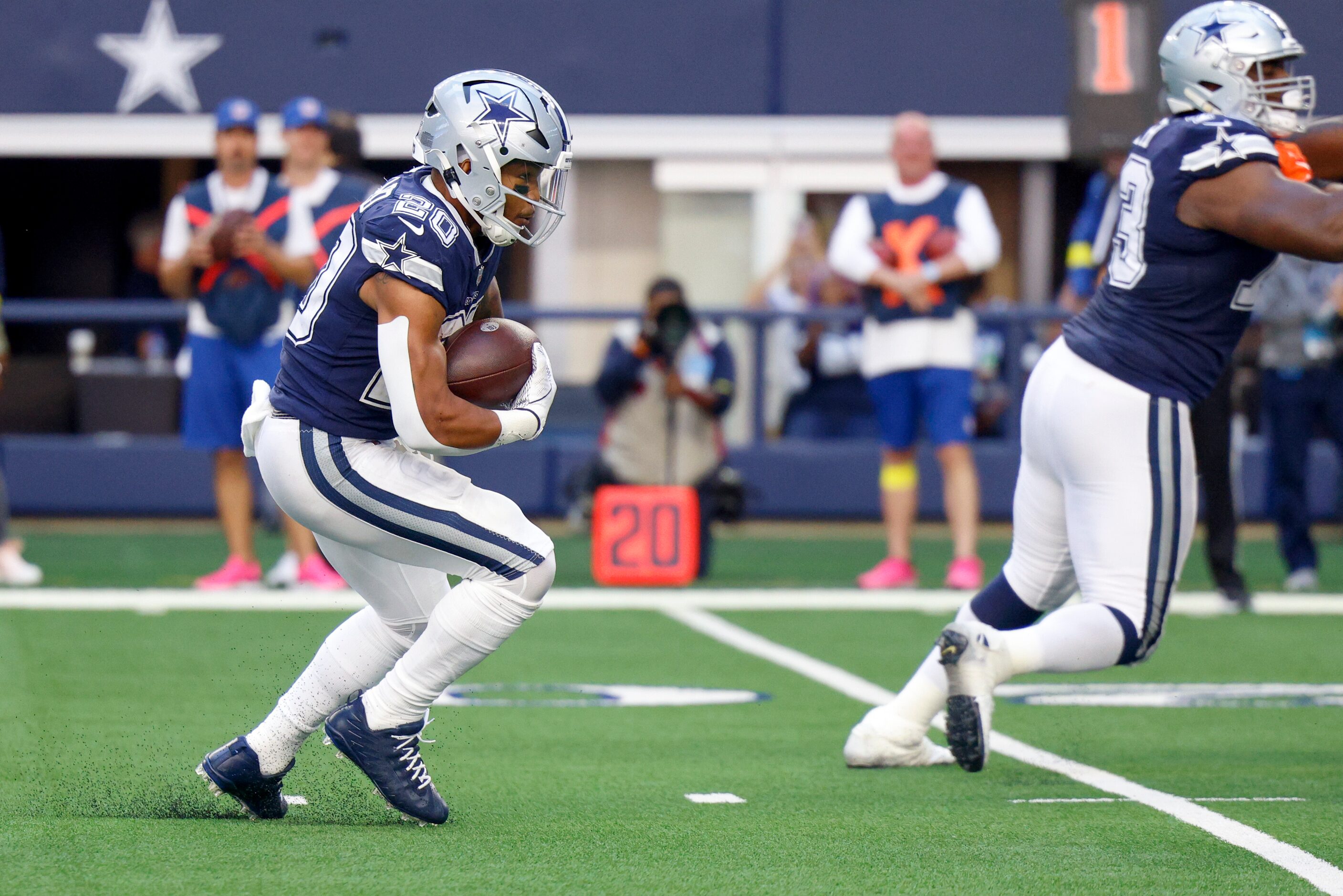 Dallas Cowboys running back Tony Pollard (20) runs for an 18 yard touchdown during the first...