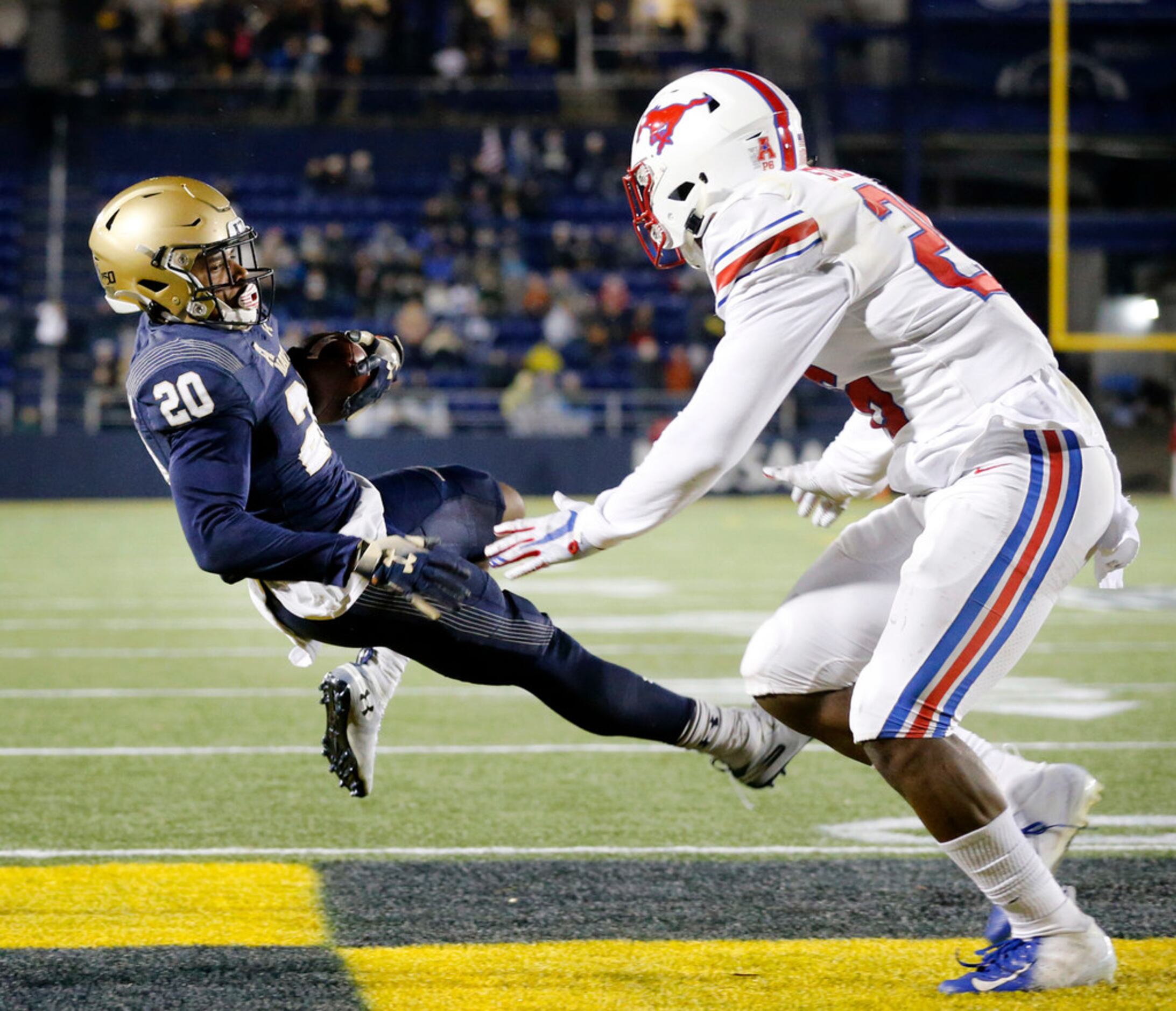 Navy Midshipmen wide receiver CJ Williams (20) pulls down a two-point conversion in the...