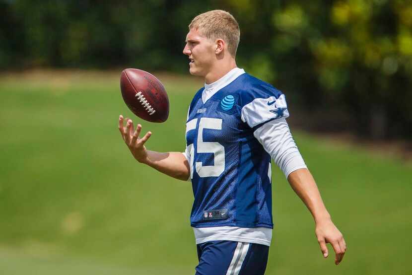 Dallas Cowboys linebacker Leighton Vander Esch tosses a football during the team's minicamp...