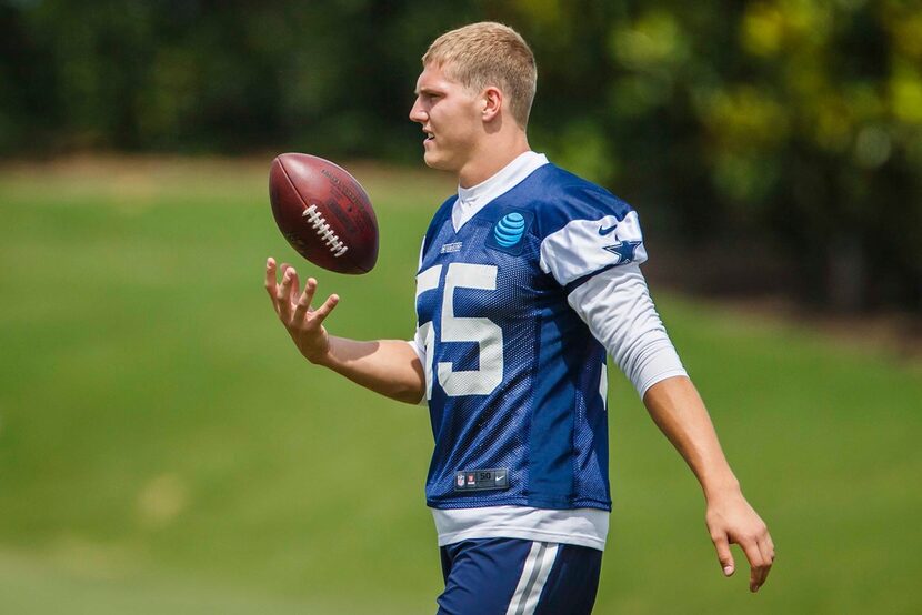 Dallas Cowboys linebacker Leighton Vander Esch tosses a football during the team's minicamp...