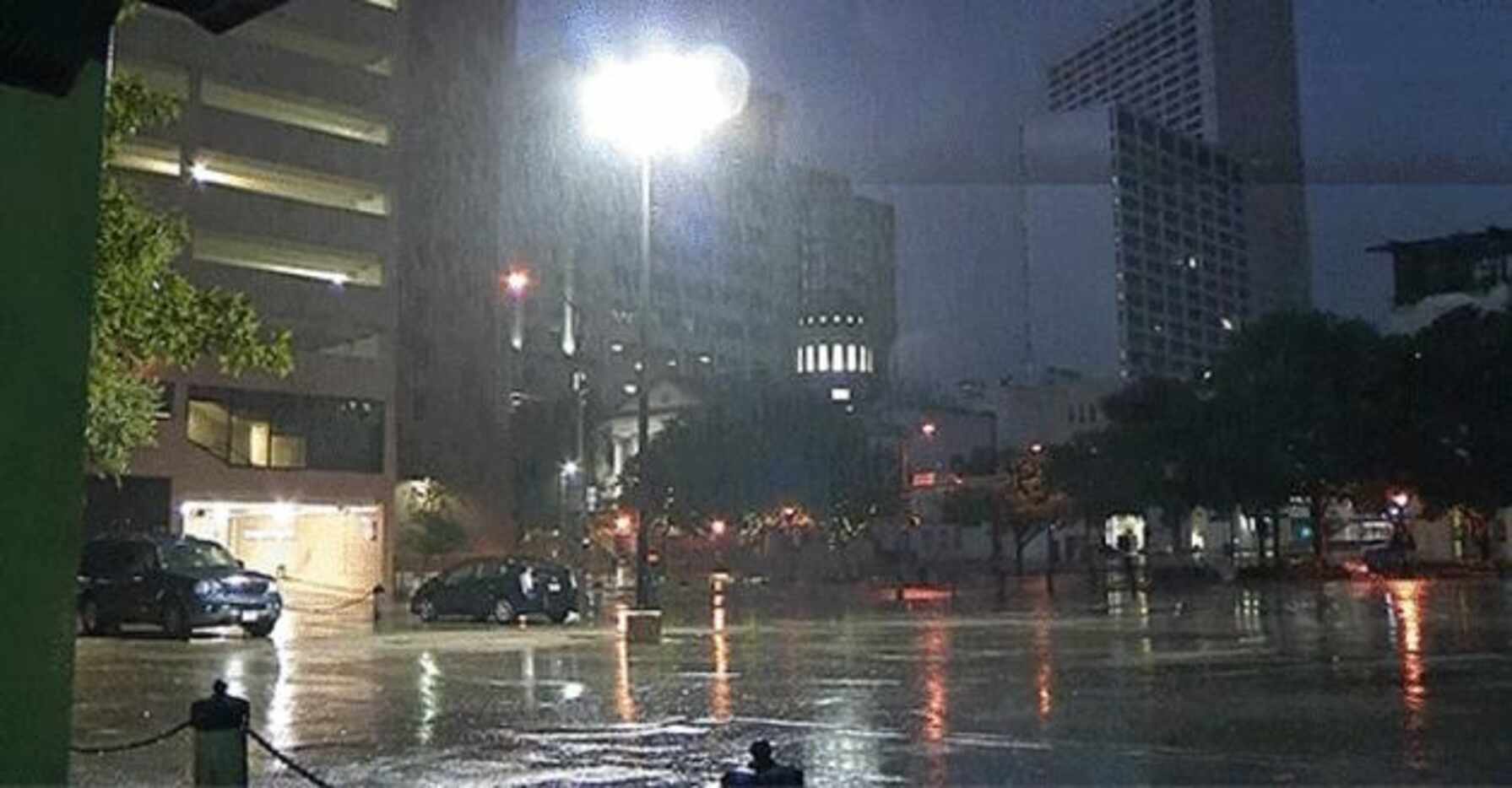 La lluvia provocó apagones y embotellamiento de tráfico el miércoles alrededor de Dallas....