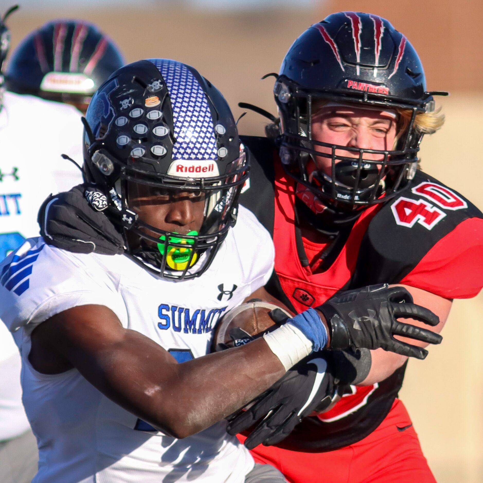 Colleyville Heritage linebacker Quinn Korinek (40) tackles Mansfield Summit’s Keon Hobbs...