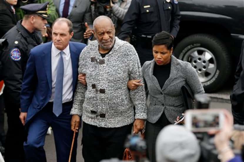Bill Cosby arriba a un tribunal para enfrentar cargos de agresión sexual agravada, el...