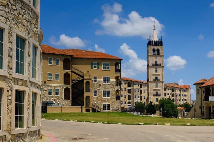 Una imitación de aldea croata se encuentra en McKinney: el complejo de apartamentos Adriatica.

