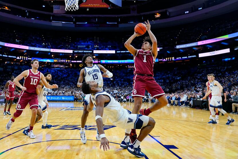 Oklahoma's Jalen Hill, right, goes up for a shot against Villanova's Eric Dixon during the...