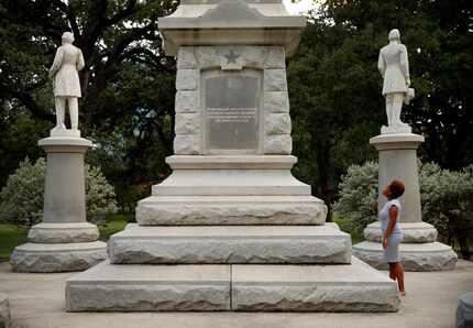 Confederate War Memorial en el cementerio sobre Pioneer Park en el centro de Dallas. 