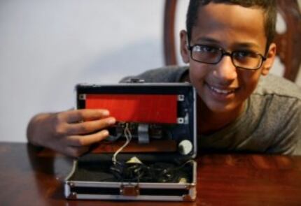  Ahmed and his clock nÃ©e "hoax bomb" (Rachel Woolf/The Dallas Morning News)
