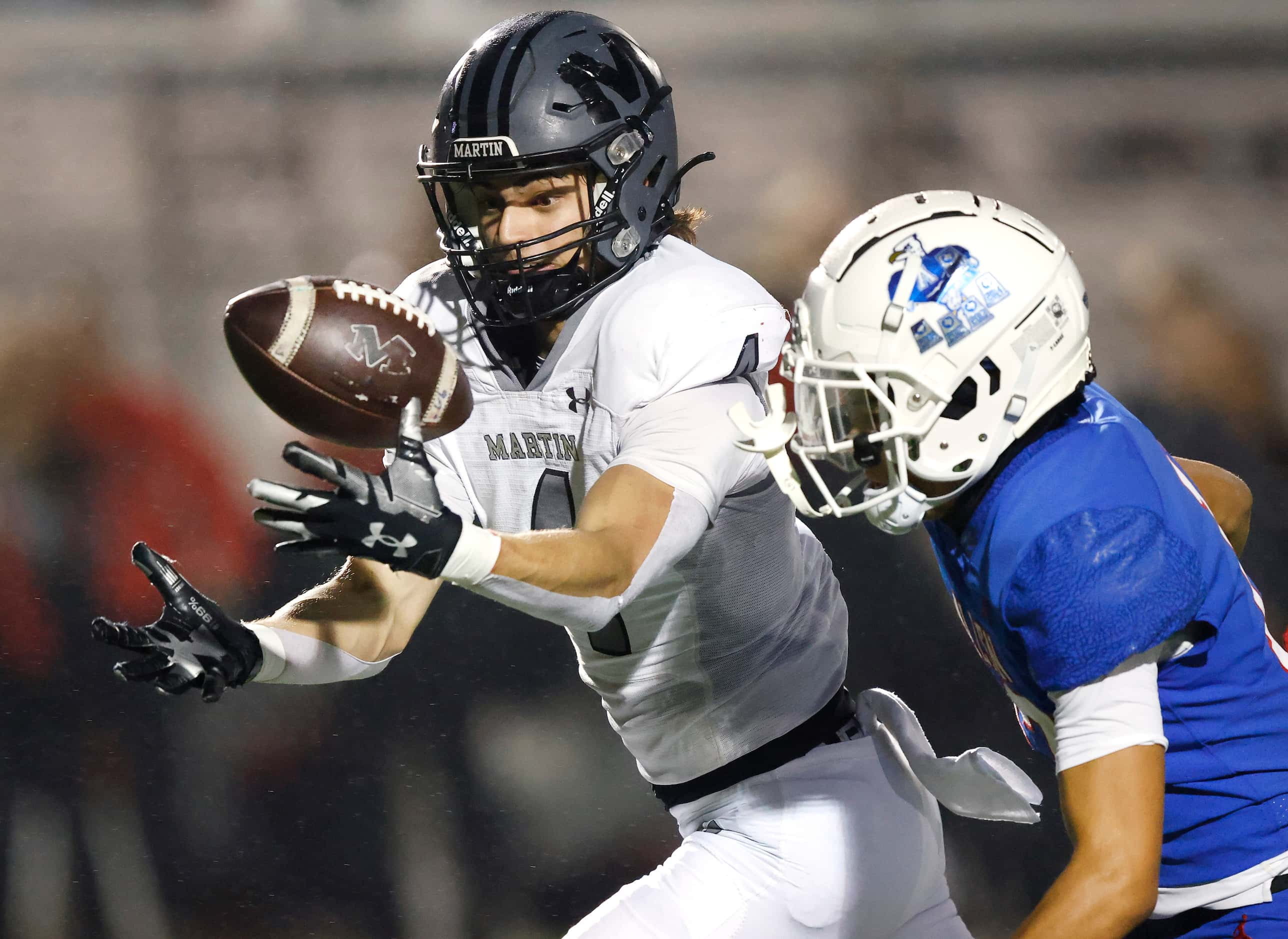 Arlington Martin wide receiver Logan Baresh (4) bobbles a long pass before pulling it in and...