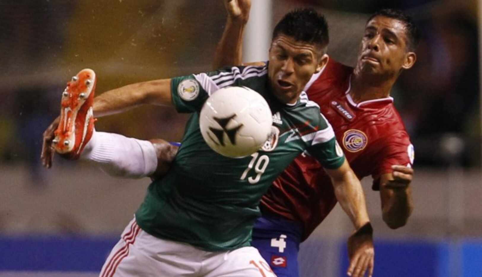 Oribe Peralta y el Tri enfrentarán a Costa Rica en junio. (AP/FERNANDO VERGARA)

