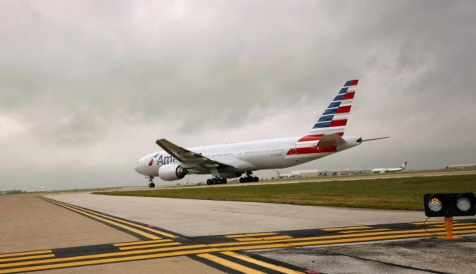 American Airlines suspendió vuelos a Dallas, Chicago y Miami por un problema informático....