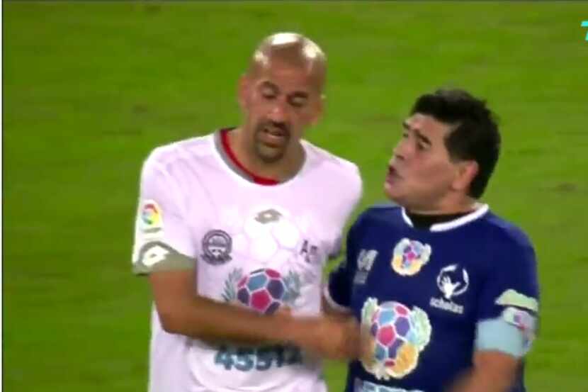 Darío Verón y Diego Maradona discutieron en un partido en homenaje al Papa Francisco. YOUTUBE
